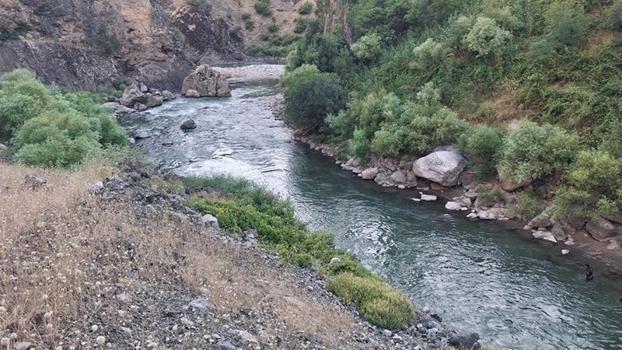 Bitlis'te dereye giren 3 kardeşten 1’i boğuldu, 1’i kayboldu