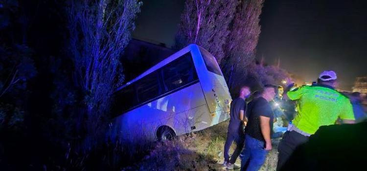 Servis minibüsü ile otomobilin çarpıştığı kaza kamerada: 8 yaralı