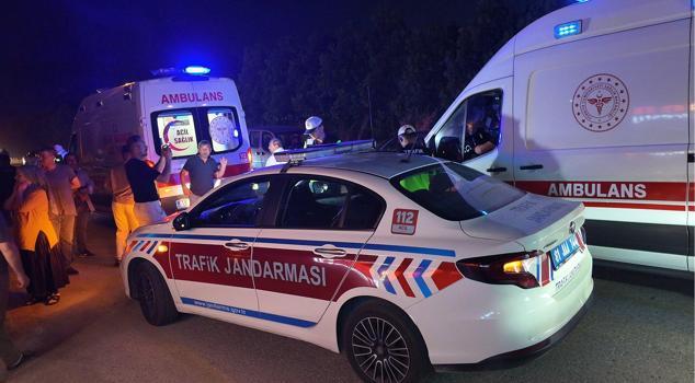 Düğün salonu önünde araçta sıkışan yaralılar kurtarılmaya çalışırken eğlence devam etti