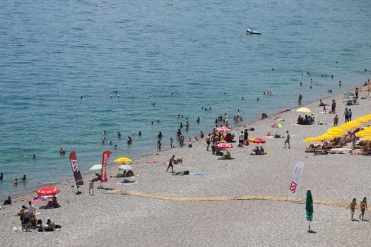 Antalya’da hava sıcaklığı 38 derece oldu, sahillerde yoğunluk yaşandı