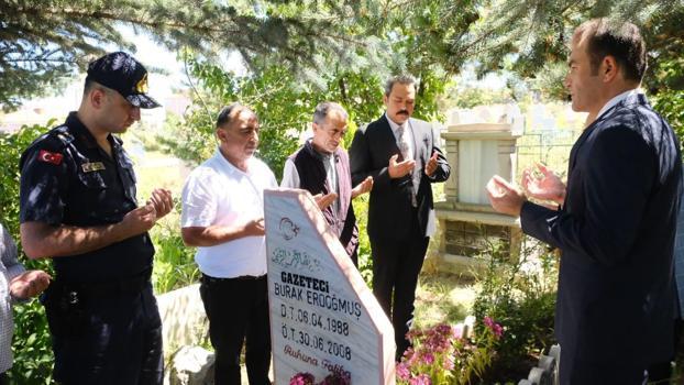 Trafik kazasında ölen gazeteci mezarı başında anıldı