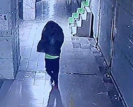 Çöp poşeti ile yüzünü saklayıp, çay ocağını yaktı; o anlar kamerada