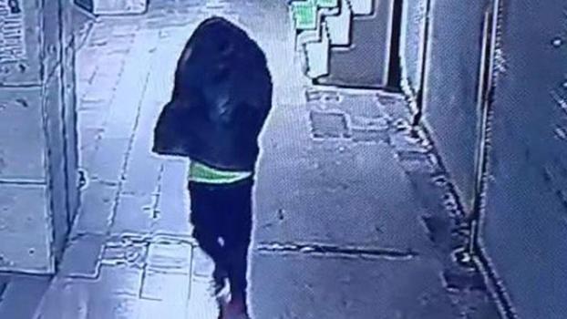 Çöp poşeti ile yüzünü saklayıp, çay ocağını yaktı; o anlar kamerada