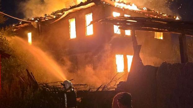 Taşköprü’de çıkan yangında bir ev kullanılamaz hale geldi