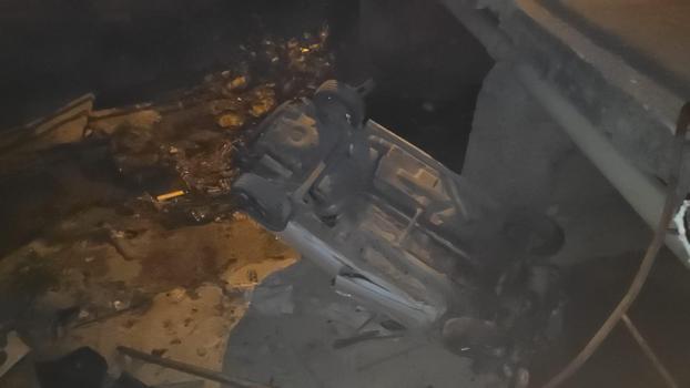 Köprüden dere yatağına devrilen otomobilin sürücüsü yaralandı