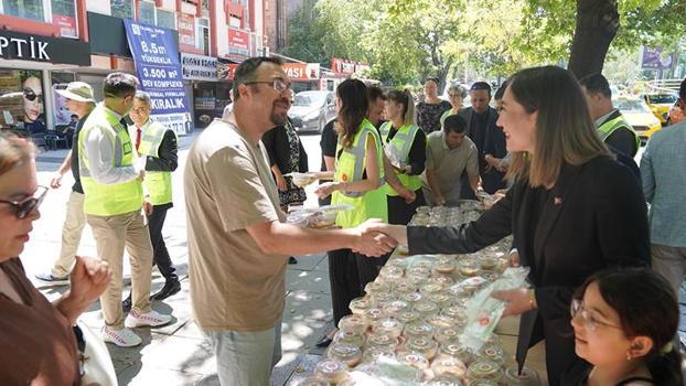 Alevi-Bektaşi Kültür ve Cemevi Başkanlığı'ndan 3 bin kişilik aşure ikramı