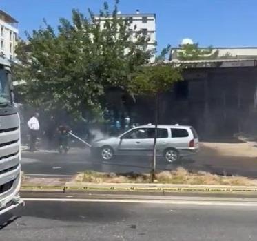 Dicle'de seyir halindeki otomobil yandı