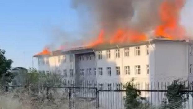 Beylikdüzü'nde okulun çatısında çıkan yangın söndürüldü