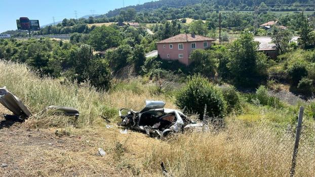 Bolu'da otoyolda otomobil şarampole devrildi: 1 ölü, 3 yaralı