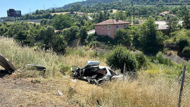 Bolu'da otoyolda otomobil şarampole devrildi: 1 ölü, 3 yaralı