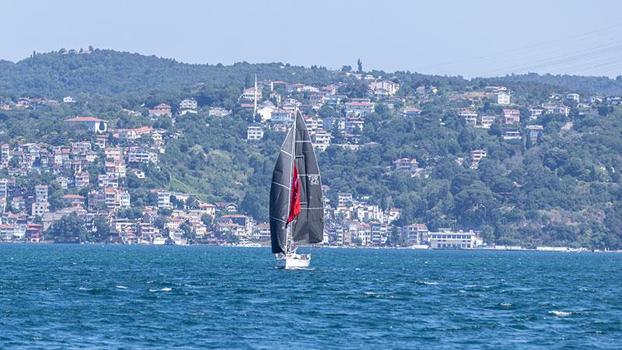 Denizcilik ve Kabotaj Bayramını yelkeniyle boğazdan geçerek kutladı
