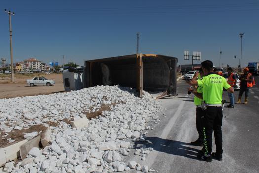 Aksaray'da hafriyat kamyonu devrildi: 1 yaralı