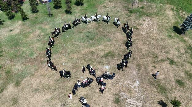 NATO Zirvesi öncesi atlı polislerden devriye görevi