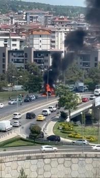 Kartal’da seyir halindeki otomobil alev alev yandı