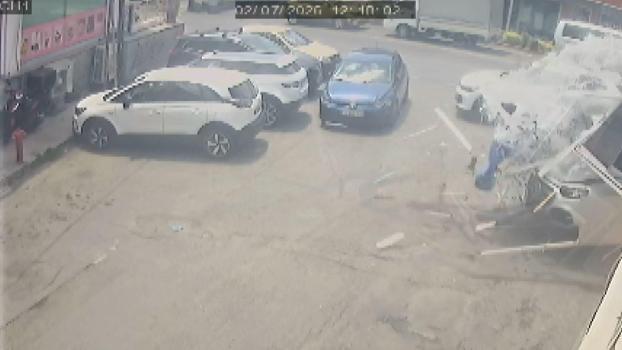 Sarıyer’de fren yerine gaza basan cip sürücüsü 5 araca çarptı; kaza kamerada