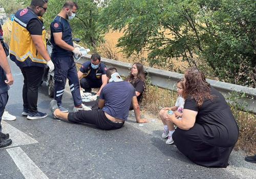 Lina Su, kazada yaralanan anne ve babasının başından ayrılmadı