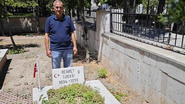 Yeri 68 yıl sonra tespit edilen şehit dayısının mezarını ziyaret etti