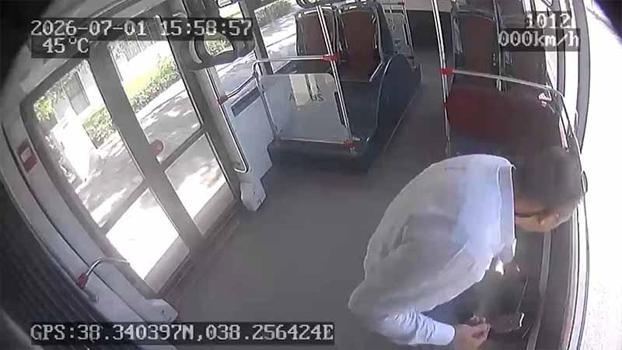 Otobüste unutulan içinde ziynet eşyası olan çantayı şoför sahibine ulaştırdı