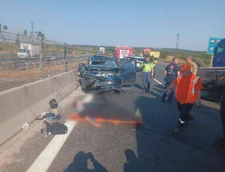 Silivri'de TEM Otoyolu'nda üç aracın karıştığı zincirleme kaza: 5 yaralı