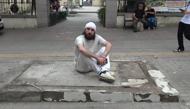 Büfesinin üzerine çıkıp kendini zincirledi (2)