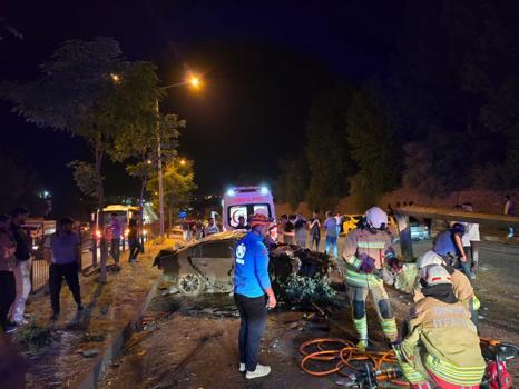 Bingöl’de otomobil refüje çarptı: 2 yaralı