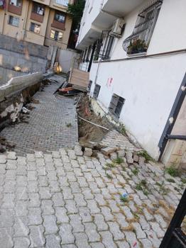 Küçükçekmece'de bina bahçesinde göçme meydana geldi; 29 kişiyi itfaiye çıkardı