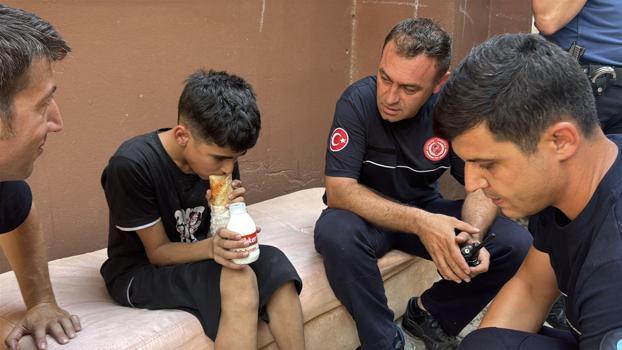 Alevlerden sonra gelen şefkat; itfaiye erleri 13 yaşındaki çocuğu yalnız bırakmadı