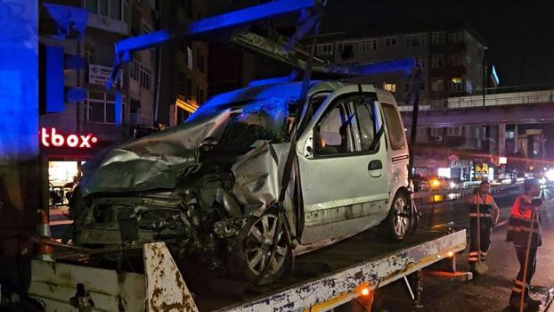 Küçükçekmece’de sürücüsünün makas attığı hafif ticari araç, 2 otomobile çarptı: 2 yaralı