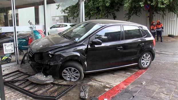 Kadıköy’de sürücüsünün direksiyon hakimiyetini kaybettiği otomobil dükkana girdi