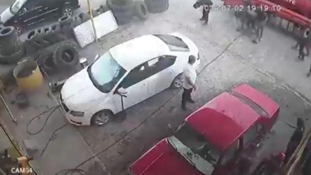 Hava basılırken itfaiye aracının lastiği patladı; 1 yaralı