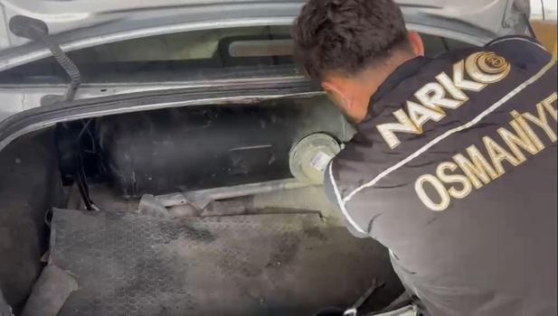 Çekici üzerinde taşınan otomobilin LPG tankından 8,8 kilo esrar çıktı