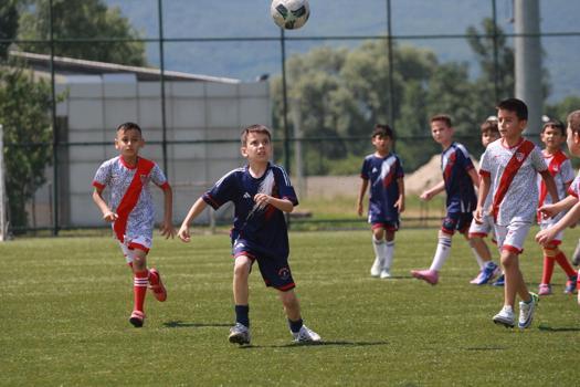 Minikler futbol turnuvasının tek kız oyuncusu takdir topladı