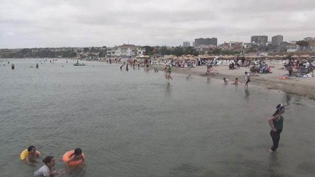 Silivri'de hafta sonu plaj yoğunluğu; rüzgara rağmen denize girdiler