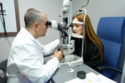 ‘Kontakt lensle havuza girmek görme kaybına yol açabiliyor’