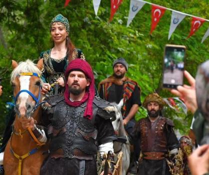 Orhan Gazi ile Nilüfer Hatun'un düğünü, gelin uğurlama töreni ile Yenişehir'de canlandırıldı