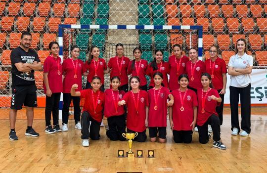 Kepez'in minik sultanları namağlup Türkiye Şampiyonu