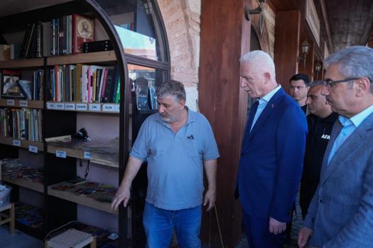 Vali Gül, su baskını yaşanan Üsküdar Sahaflar Çarşısı'nı ziyaret etti