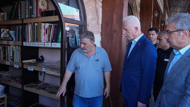 Vali Gül, su baskını yaşanan Üsküdar Sahaflar Çarşısı'nı ziyaret etti