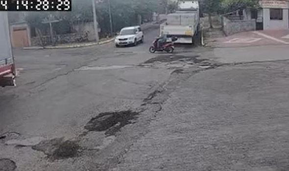 Motosiklet ile otomobilin çarpıştığı kaza kamerada: 1 yaralı