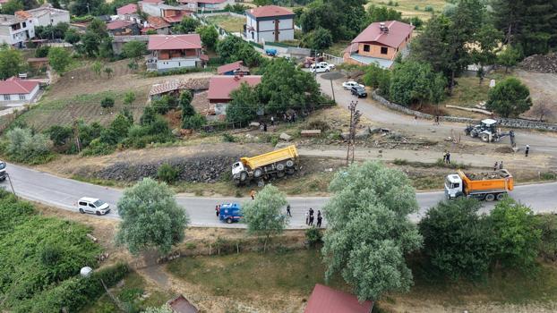 Freni boşalıp devrilen kamyonun şoförü öldü; yakınları feryat etti / Ek fotoğraflar
