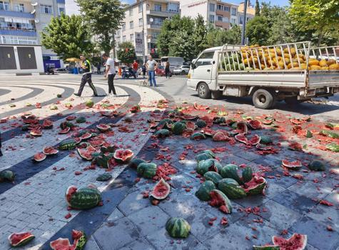 Satışına izin verilmediğini öne sürdüğü karpuzları belediye önünde parçaladı