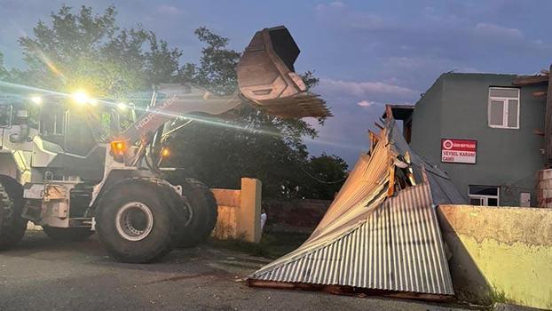 Iğdır’da kuvvetli rüzgarda caminin çatısı uçtu