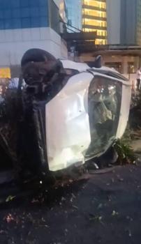 Bakırköy'de park halindeki 2 araca çarpan otomobil devrildi