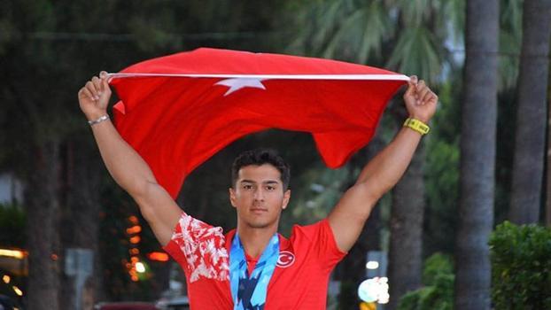 Dünya şampiyonu kürekçi Rahmi Kaan Karahan coşkuyla karşılandı