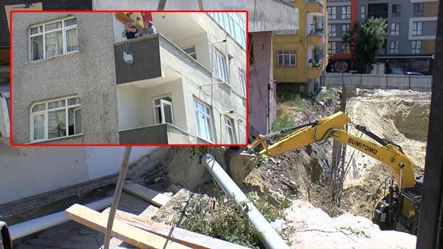 Küçükçekmece'de inşaat çalışması sırasında bitişikteki binanın merdiveni çöktü; dairelerde mahsur kaldılar