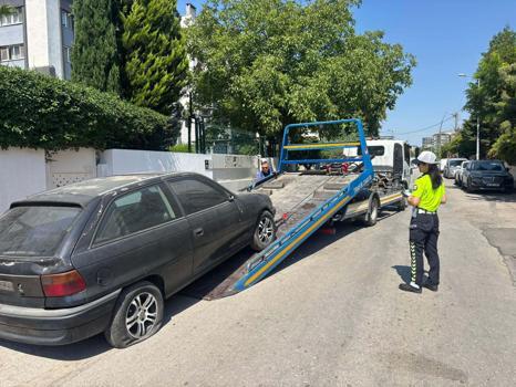 Manisa'da görüntü kirliliği ve risk oluşturan hurda araçlar kaldırılıyor