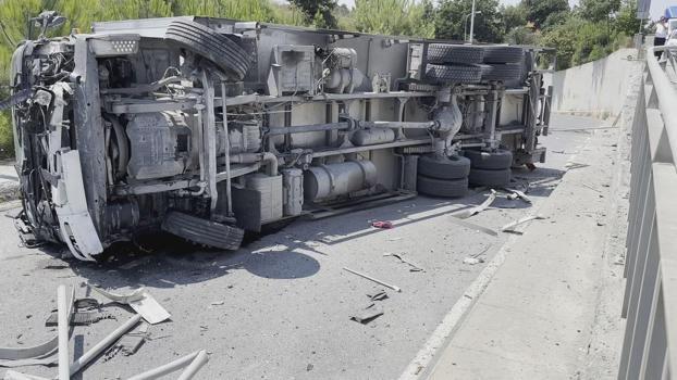 Arnavutköy'de şoförünün direksiyon hakimiyetini kaybettiği kamyon devrildi
