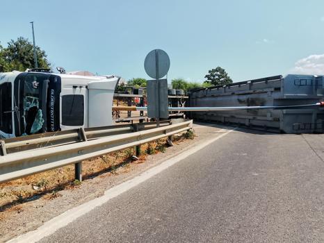 Silivri'de hafriyat kamyonu devrildi; uzun araç kuyrukları oluştu