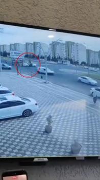 Diyarbakır’da iki otomobilin çarpıştığı kaza kamerada; 2 yaralı