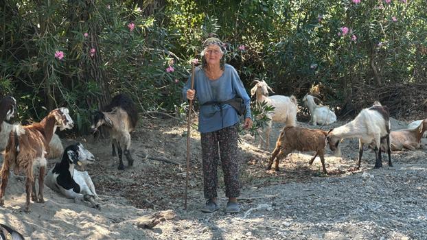 90 yaşında, elinde değneğiyle her gün merada